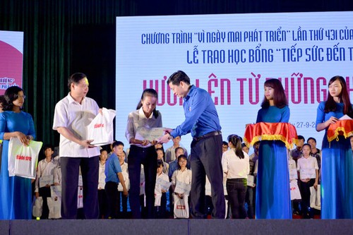 250 tân sinh viên các tỉnh, thành phía Bắc nhận học bổng “Tiếp sức đến trường”  - ảnh 1
